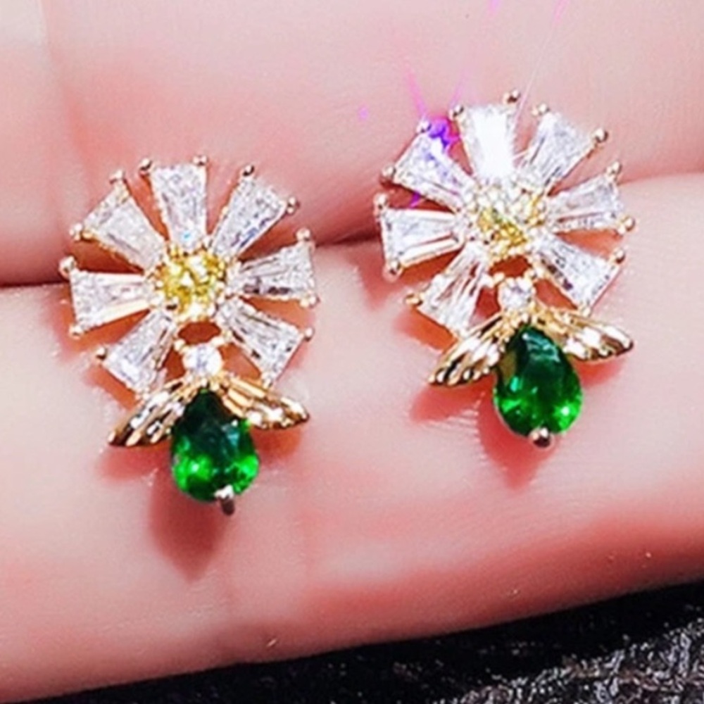 🐝Elegant GoldTone  Daisy Bee Stud Earrings